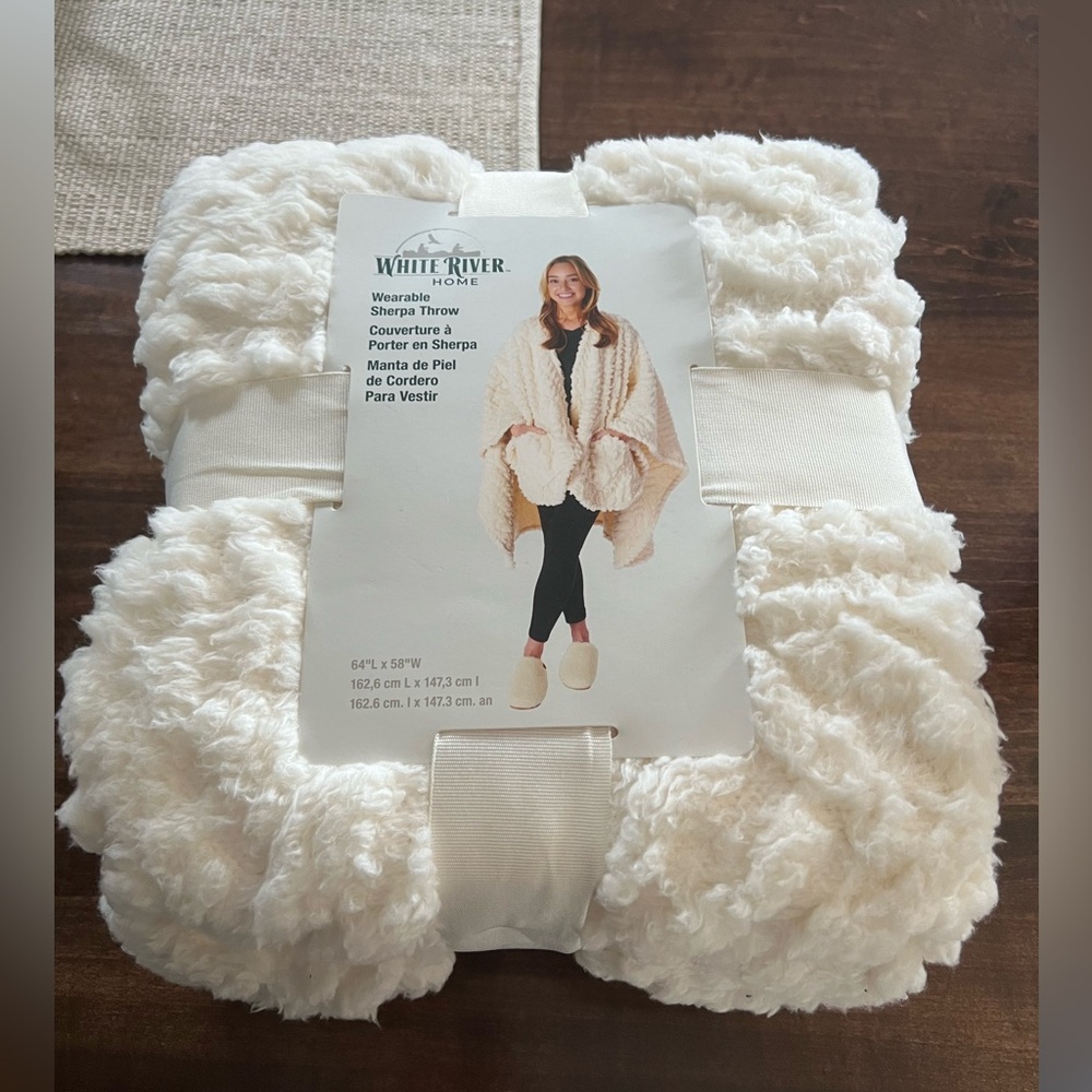 WHITE RIVER Wearable Sherpa Throw